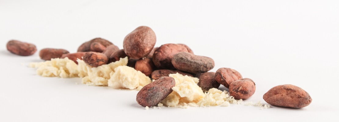 <img src="pfad/zum/kakaobutterbild.jpg" alt="Kakaobutterstücke und Kakaobohnen – hochwertige Rohstoffe für die Kosmetikindustrie von AOT">