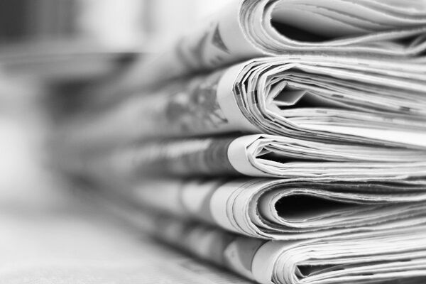Pila di quotidiani piegati in bianco e nero