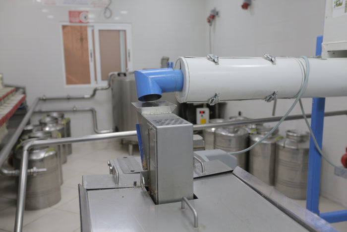 Ölpresse und Edelstahlbehälter in einer Arganöl-Produktionsstätte
