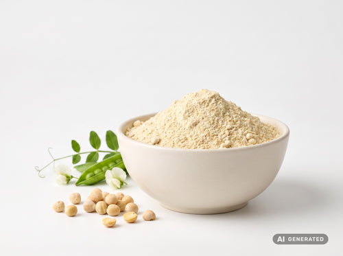 Proteina di pisello 80, bio – proteina chiara in polvere in ciotola bianca con piselli e fiori di pisello